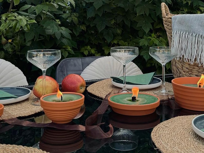 Grüne Flammschalen auf einem Gartentisch
