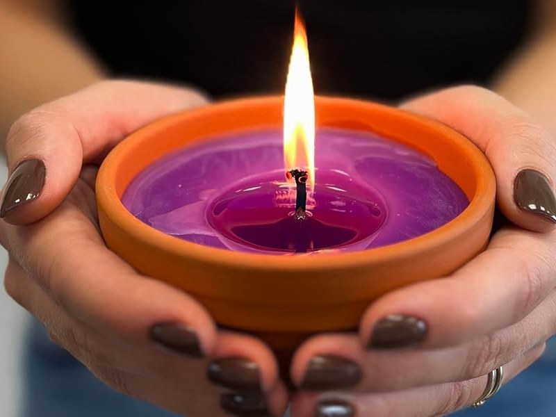 Von Hand befüllte Lavalis Flammschale