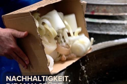 Kerzenreste werden in den Schmelzkessel gegeben